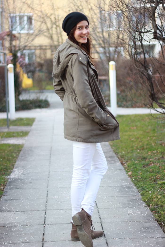 Outfit_All_White_Jeans_Parka 01