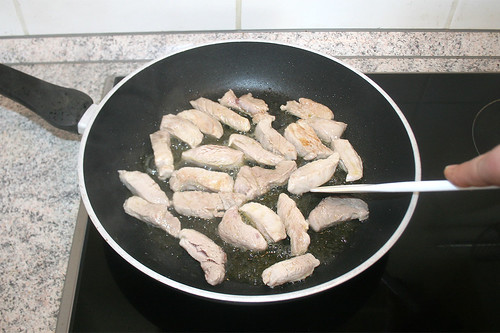 21 - Schweinefiletstreifen scharf anbraten / Sear pork filet stripes