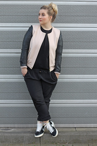 outfit-look-fashionblog-modeblog-rosa-schwarz-newyorker-zalando-hm-sweatpants-nike-sneaker