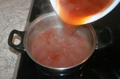51 - Sauce weiter köcheln lassen / Continue sauce to simmer
