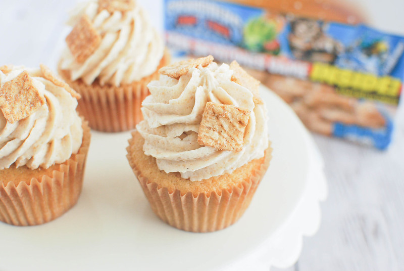 Cinnamon Toast Crunch Cupcakes - fluffy and moist vanilla cupcakes with Cinnamon Toast Crunch buttercream! The cereal is crushed up and used in the frosting! 