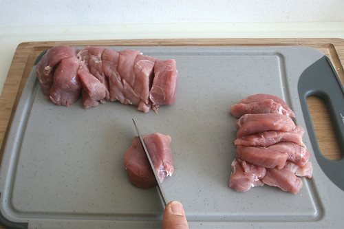 18 - Schweinefilet-Scheiben in Streifen schneiden / Cut pork filet slices in stripes