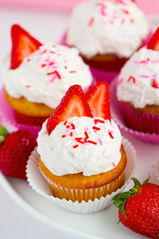 Fresh Strawberry Cupcakes with Whipped Cream - So good and so easy to make! Everyone is going to love these. #cupcakes #whippedcream #strawberrycupcakes | Littlespicejar.com
