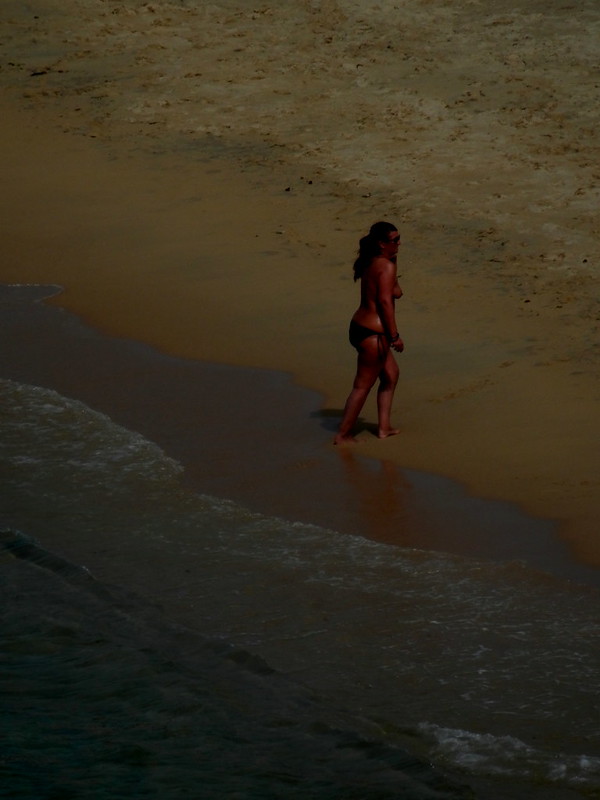 Mujer roja en la playa