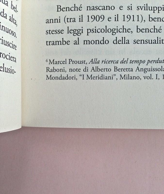 La ragazza con le rose rosse, di Marcel Proust. Nuova Editrice Berti 2014. [Responsabilità grafica non indicata]. Note a pié di pagina, a pag. 15 (part.), 1