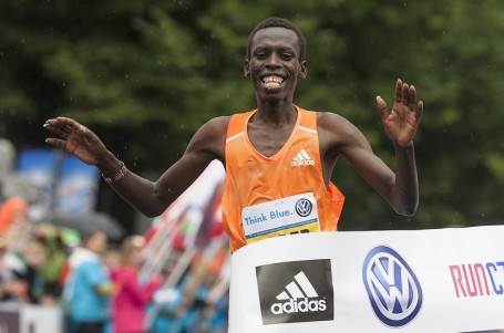 Loňský vítěz pražského maratonu se vrací, aby splnil svůj slib