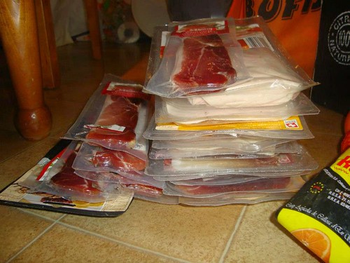 超市垃圾桶裡有包裝良好，可供食用的廢棄肉品。圖片來源：楊宗翰