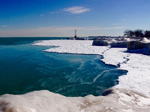 winter lake chicago ice frozen sunny lakemichigan lakeshore lakefront fosterbeach winterwonderland pw chiberia