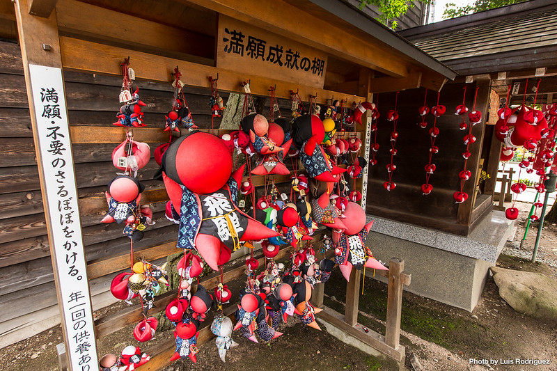 Amuletos sarubobo. t&iacute;picos de Takayama, en el templo