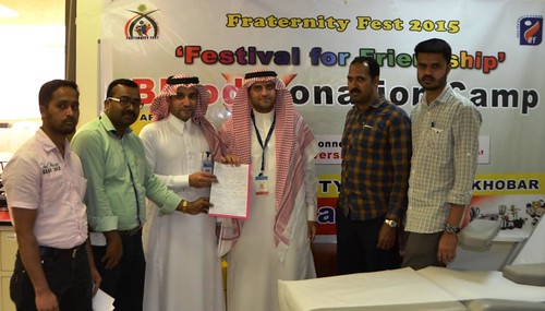 Dr. Ahamed Sayyah inaugurating the camp by giving registration forms to Forum President Mr. Abdul Salam Master