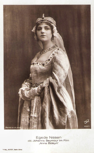 Aud Egede Nissen as Jane Seymour in Anna Boleyn (1920)