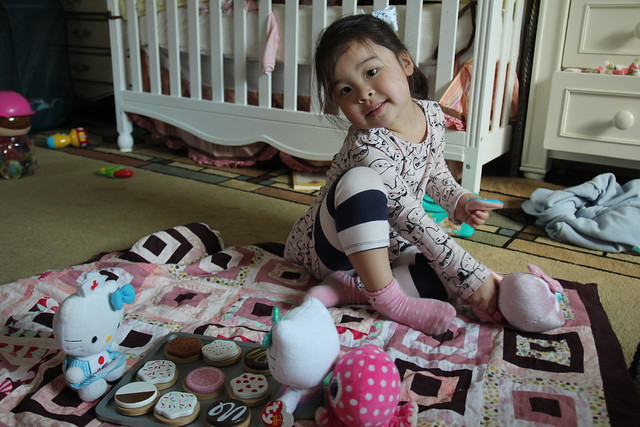 Mio playing picnic with her dolls