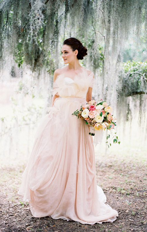Cô dâu dịu dàng với váy cưới hồng pastel