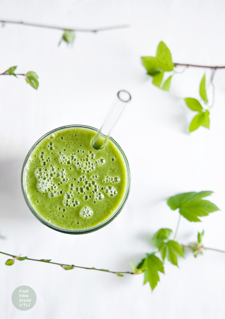 Green smoothie with young spinach, pear, kiwi and ginger