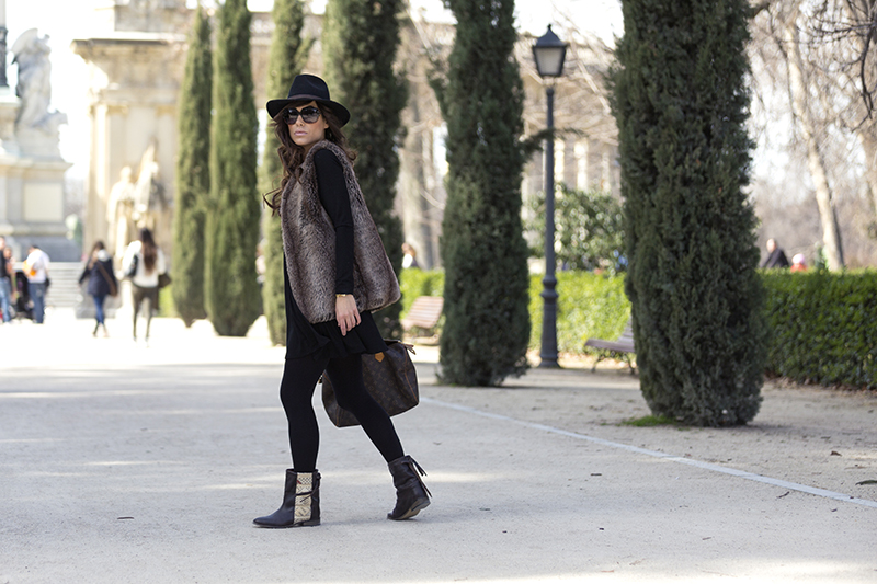 street style barbara crespo fur vest retiro black dress louis vuitton el retiro fashion blogger outfit blog de moda