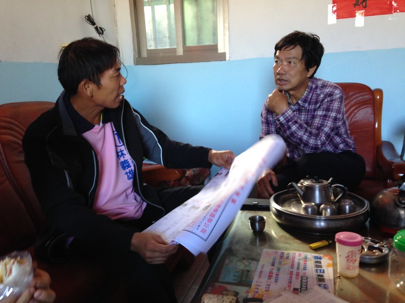 石虎米股東：左為林義雄，右為楓樹里社區發展協會理事長李隆樺。