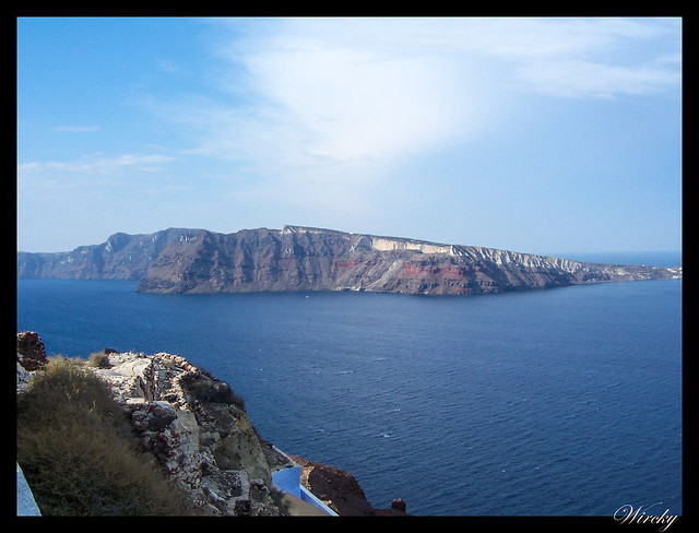 Santorini isla acantilados rojizos volcanes escondidos - Otras islas del archipiélago de Santorini