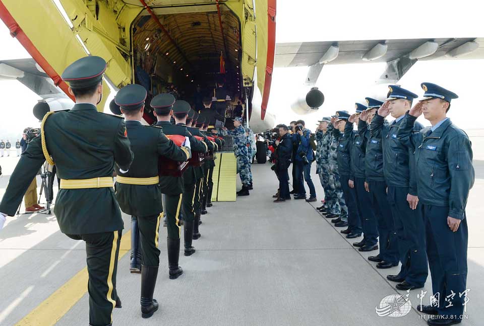 2015年3月20日，韩国仁川国际机场，中韩双方再次对2014年发掘确认的志愿军烈士遗骸进行交接。