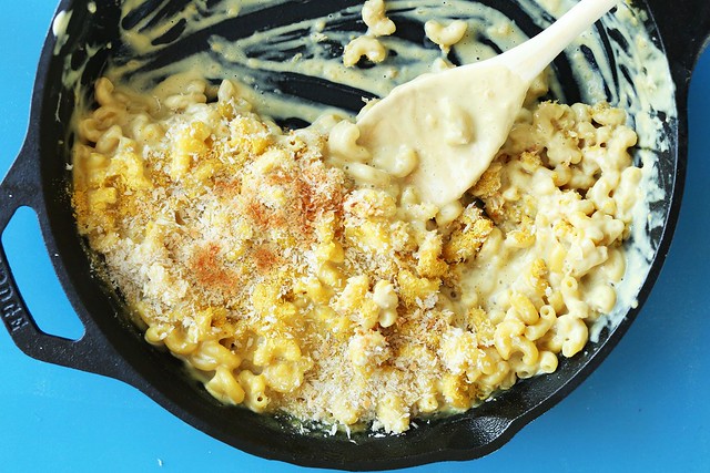 VEGAN-Garlic-Mac-n-Cheese-So-creamy-and-cheesy-youd-never-guess-it-was-dairy-free-dinner-vegan-recipe