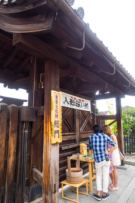 Puerta Sōmon del santuario Jishu