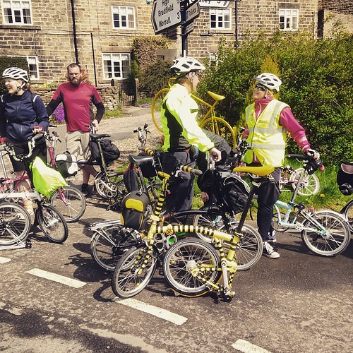 Waiting near a village green for the hill climbers. Abit much after a huge lunch. #bromptonlife #urban #LBClub