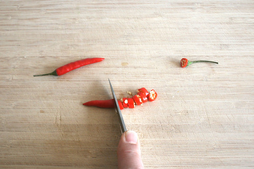 25 - Chilis in Ringe schneiden / Cut chilis in rings