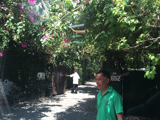 Malu Veloso,  compound entrance