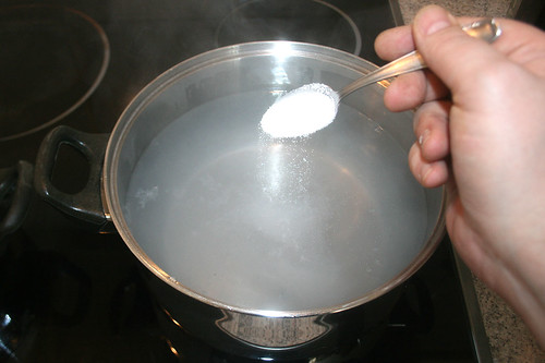 48 - Bohnenwasser salzen / Salt bean water