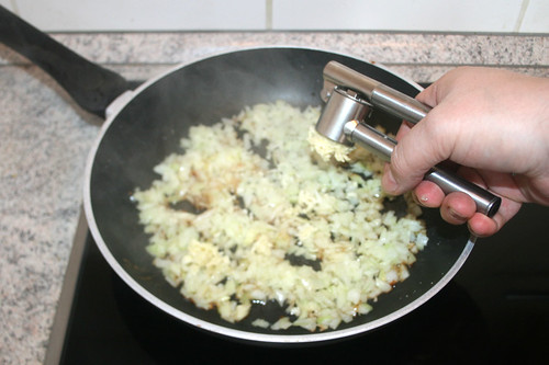 20 - Zwiebel & Knoblauch in Pfanne geben / Put onion & garlic in pan