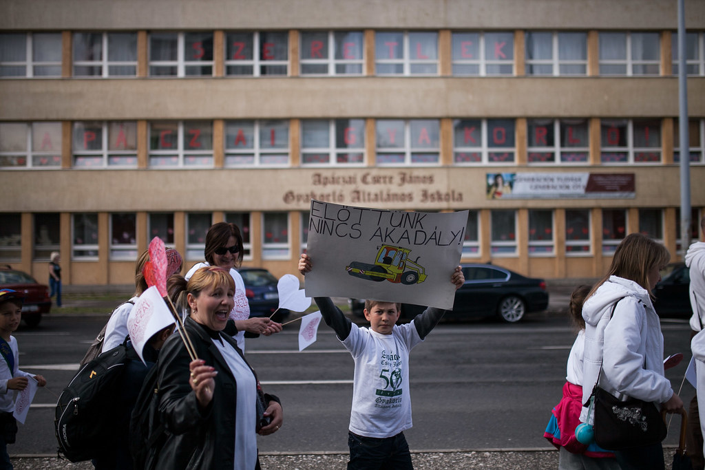 Tüntetés a nyíregyházi Apáczai gyakorlóiskola KLIK-hez kerülése ellen