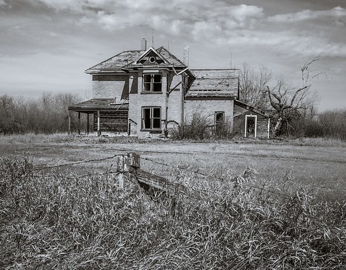 abandoned farmhouse film mediumformat