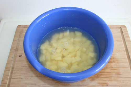 15 - Kartoffelwürfel in Wasser legen / Put potato dices in water