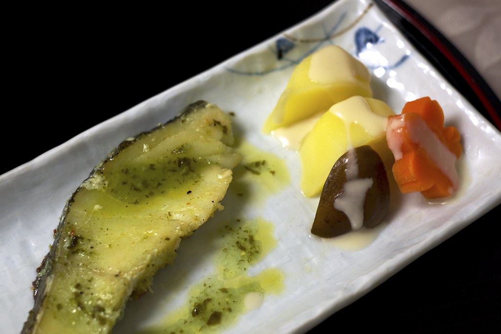 Sauteed fish with basil sauce and steamed vegetables / バジル風味の白身魚のムニエルと温野菜の付け合せ / 乗瀬高原荘 (長野県小諸市)