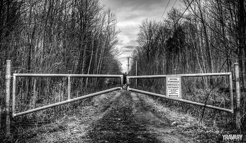 bw canon gate noiretblanc nb hdr barriere canonef24105mmf4lisusm canoneos7d lavaltrie yravaryphotoart
