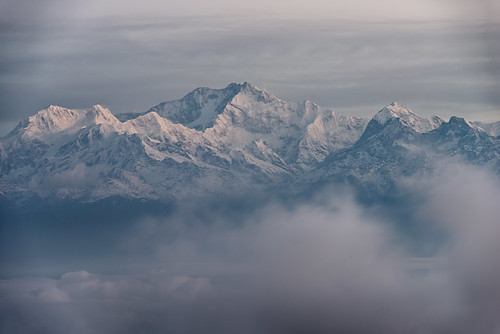 sky india mountain clouds darjeeling firstlight westbengal mountainpeaks kanchanjangha