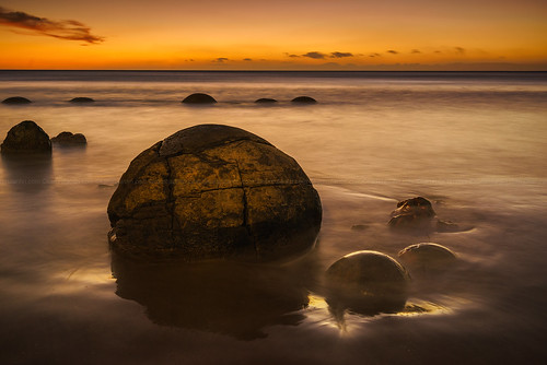 sea newzealand seascape beach sunrise landscape dawn coast outdoor boulders eggs otago hampden rockybeach moerakiboulders moeraki hightide sunriseandsunset goldenlight dawndusk