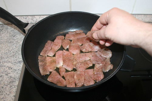 20 - Putenfleisch in Pfanne geben / Put turkey filet in pan