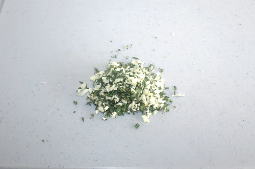 11 - Thymian & Knoblauch vermischen / Mix thyme & garlic