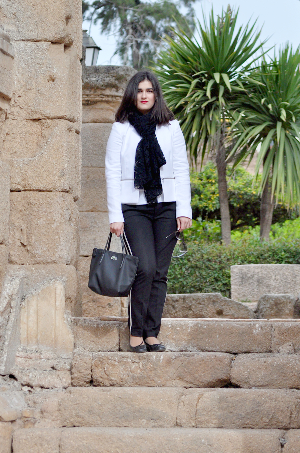 something fashion valencia blogger fblogger spain, teatro merida ancient, outfit, white carroll jacket tailored, comfortable style traveling extremadura trip, ancient architecture roman culture, lacoste mini bag zara scarf