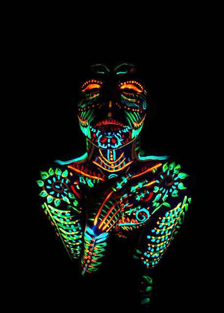 Fluorescencia: UV Light + Body paint 