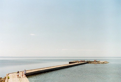 film analogue 35mm color colour zenit zenite helios fuji superia200 c41 landscape sea water pier people sky clouds summer sunny sun easy lithuania ventė ventecape curonian curonianlagoon blue analog holiday holidays