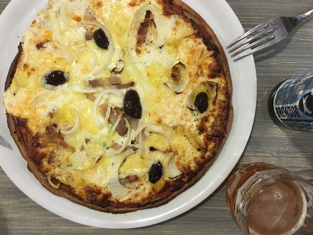 Creamy 4-cheese gluten-free pizza and Brewdog gluten-free beer at La Coutinelle in Montpellier France