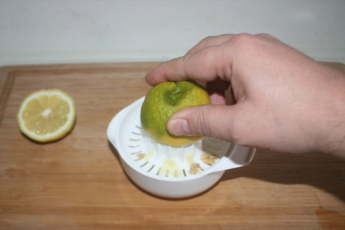 14 - Zitrone auspressen / Squeeze lemon
