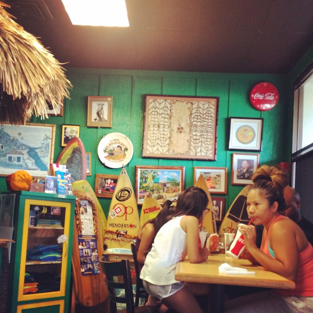 Killing time at the Big Kahuna (the pizza place, anyway). Can't wait to sink my teeth into their bestselling sumo pie!