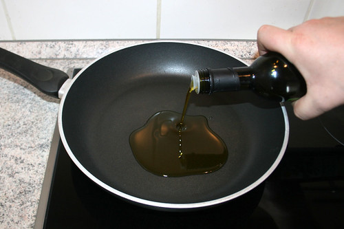 24 - Olivenöl in Pfanne erhitzen / Heat up olive oil in pan
