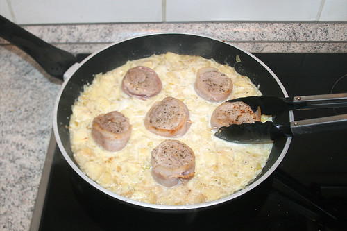 29 - Schweinemedaillons in Sauce legen / Put medaillons of pork in sauce