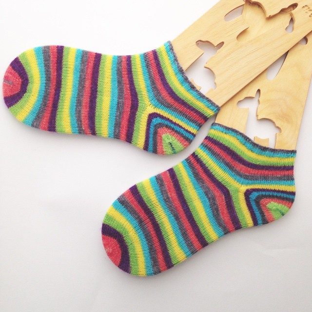 I manage to finish my socks ?///J'ai fini mes chaussettes! #kalchaussettes #selstriping #colourfulsocks #colourfulstitches #sockknitter #socks #chaussettes #mediasdecolores #colorlover