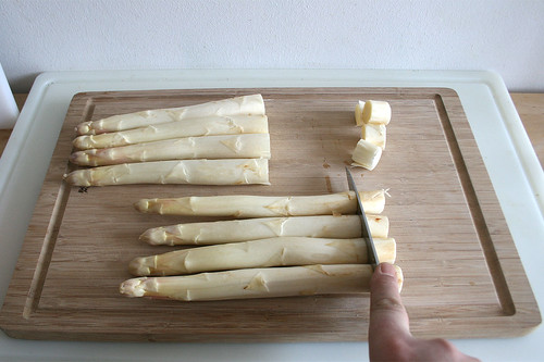 11 - Spargelenden abschneiden / Cut bottom end of asparagus