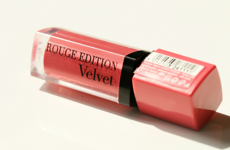 Bourjois Rouge Velvet So Hap'pink lipstick, bourjois rouge velvet, bourjois rouge velvet swatches, fashion blogger, fashion is a party, bourjois rouge velvet review, fuchsia lipstick, matte lipstick, donkerroze lipstick