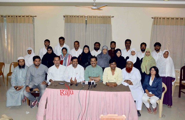 25 MIM Aurangabad corporators sitting with Aurangabad MIM MLA Imtiyaz Jaleel in center.